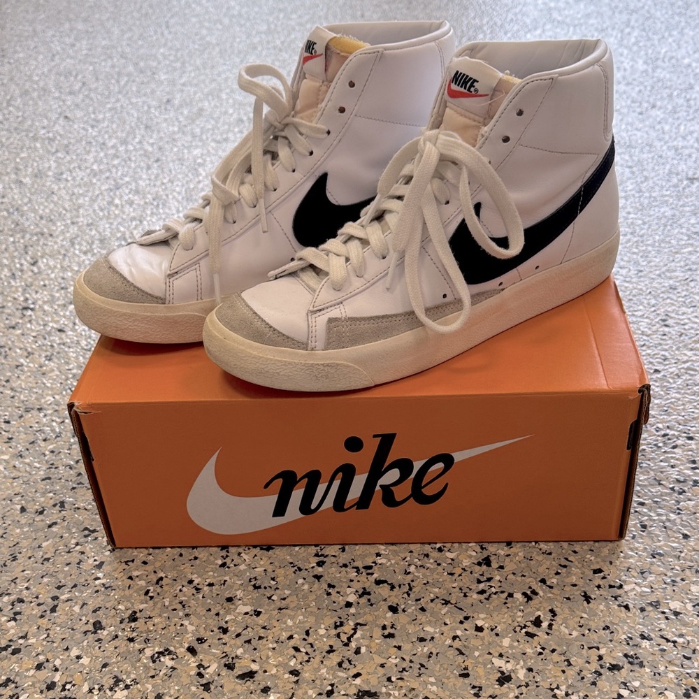 Nike women’s blazer mid size 10